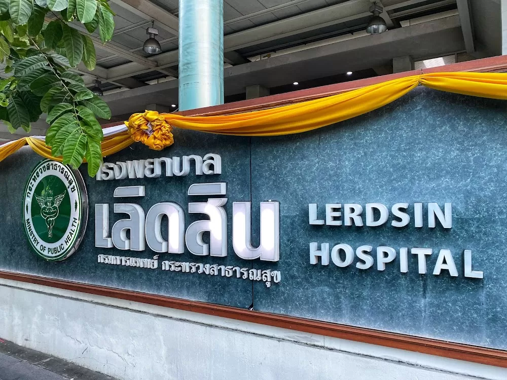 Lerdsin Hospital - Photo 2