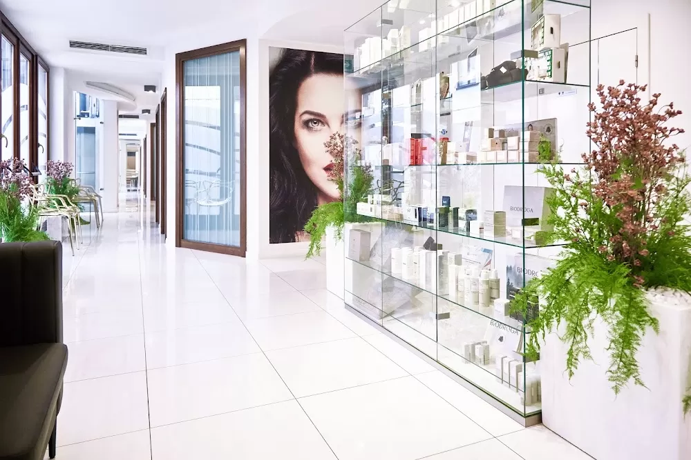 DER MED Centrum dermatologii, medycyny estetycznej, chirurgii plastycznej i ginekologii estetycznej - Photo 2