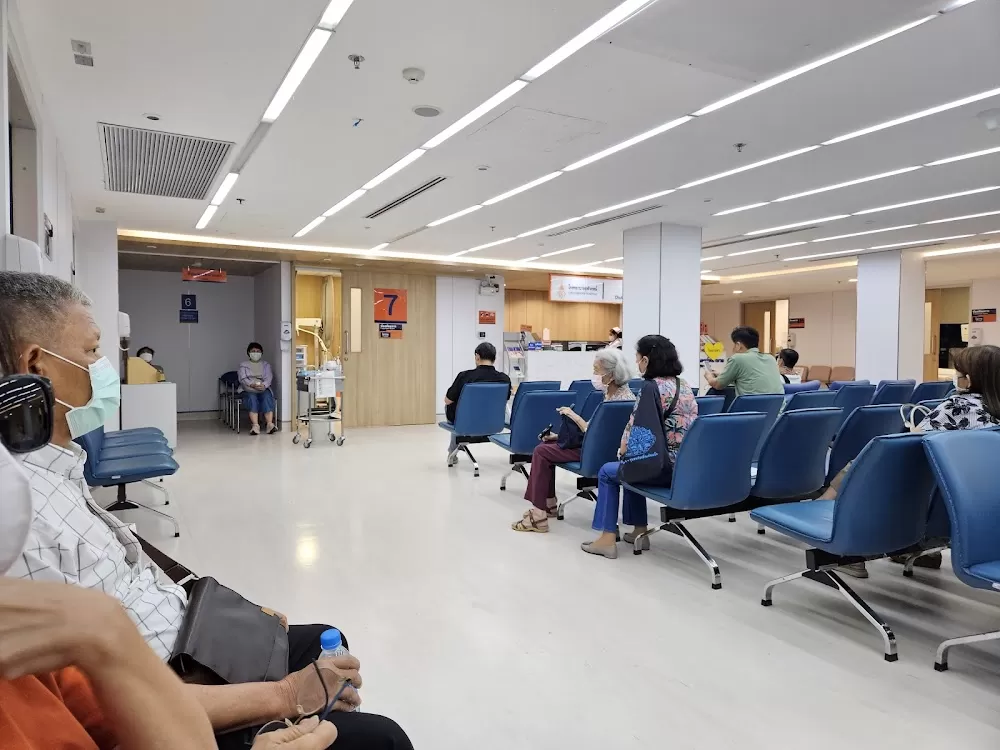 Chulabhorn Hospital - Photo 2