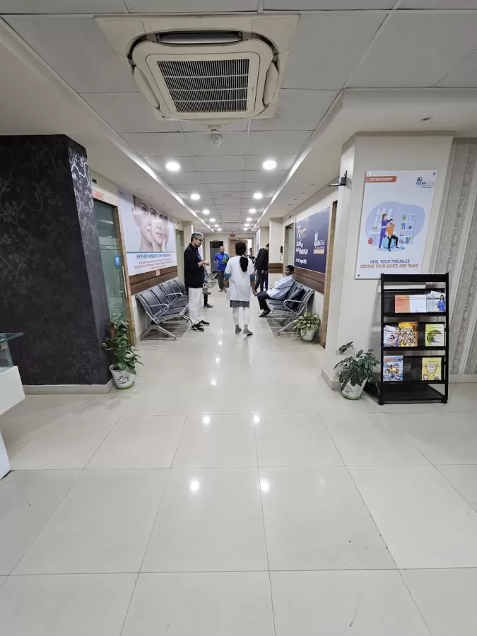 Apollo Clinic - Sarat Bose Road - Photo 2