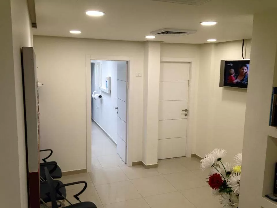 ד"ר בזל חן - השתלות שיניים ואסתטיקה - Photo 1