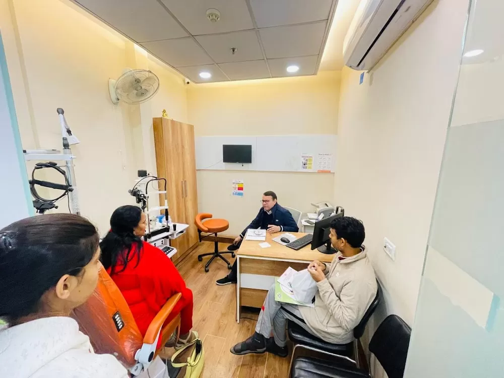 Dr Ashutosh Kumar Singh-Senior Consultant & Eye Surgeon Cataract,Squint & Oculoplasty Surgeon - Photo 2