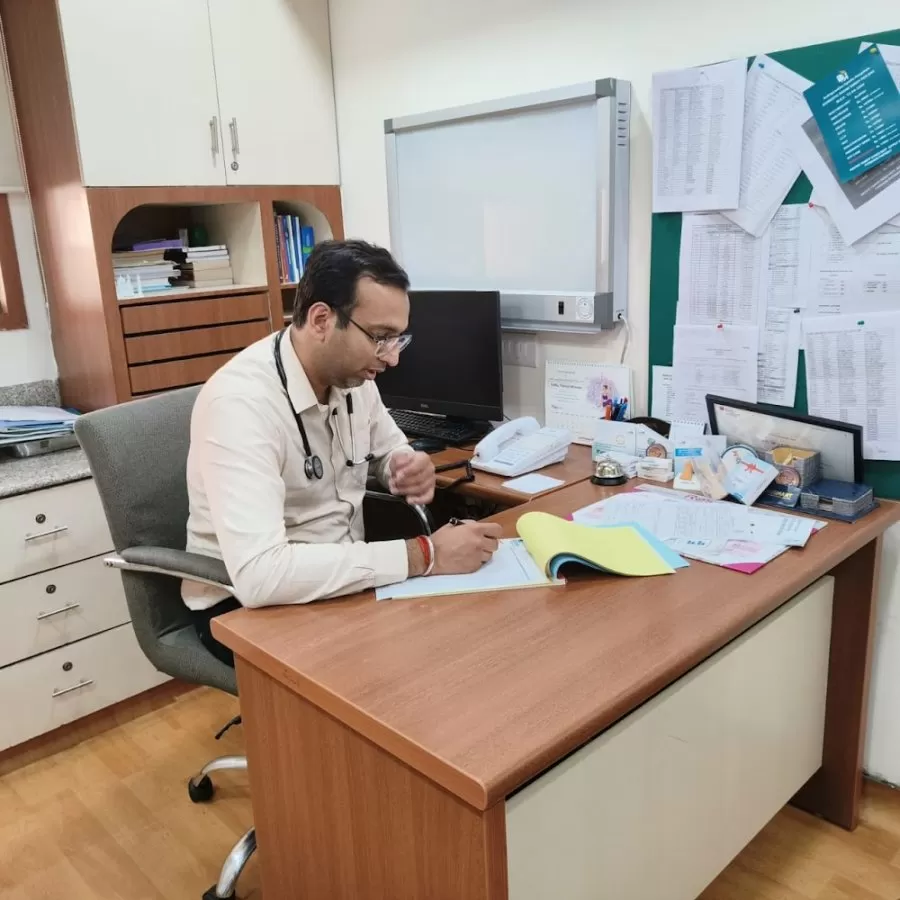 Dr Ishan Gupta - Pulmonologist in Jasola Vihar | COPD, TB, Pneumonia, Allergy, Asthma, Lung Fibrosis, Chest Physician Delhi - Photo 4