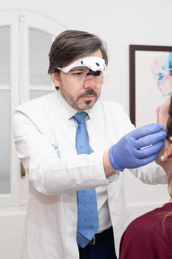 Dr. Juan Antonio Troyano Rivas: cirujano especialista en blefaroplastia - Photo 3
