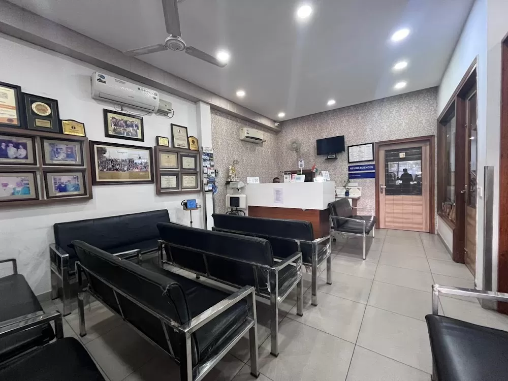 𝗗𝗿 𝗩𝘆𝗼𝗺 𝗕𝗵𝗮𝗿𝗴𝗮𝘃𝗮 (𝗛𝗠𝗖 𝗛𝗼𝘀𝗽𝗶𝘁𝗮𝗹) - Best Neurosurgeon in Ludhiana | Spine Surgeon | Brain Hospital in Ludhiana - Photo 7