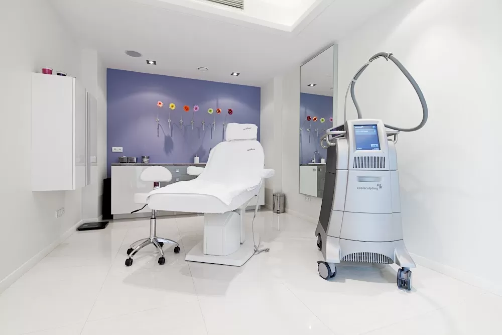 DER MED Centrum dermatologii, medycyny estetycznej, chirurgii plastycznej i ginekologii estetycznej - Photo 1