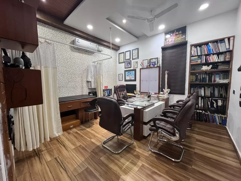 𝗗𝗿 𝗩𝘆𝗼𝗺 𝗕𝗵𝗮𝗿𝗴𝗮𝘃𝗮 (𝗛𝗠𝗖 𝗛𝗼𝘀𝗽𝗶𝘁𝗮𝗹) - Best Neurosurgeon in Ludhiana | Spine Surgeon | Brain Hospital in Ludhiana - Photo 1
