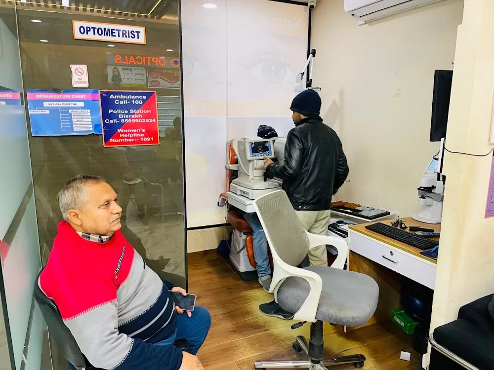 Dr Ashutosh Kumar Singh-Senior Consultant & Eye Surgeon Cataract,Squint & Oculoplasty Surgeon - Photo 4