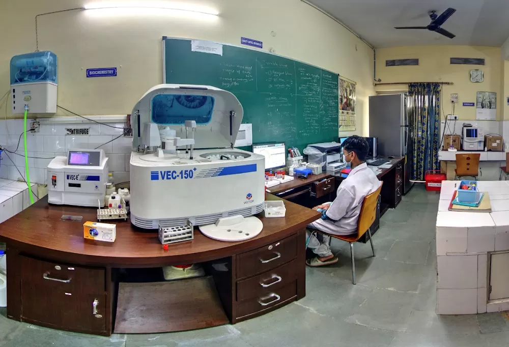 Career Hospital Bhopal - Photo 5