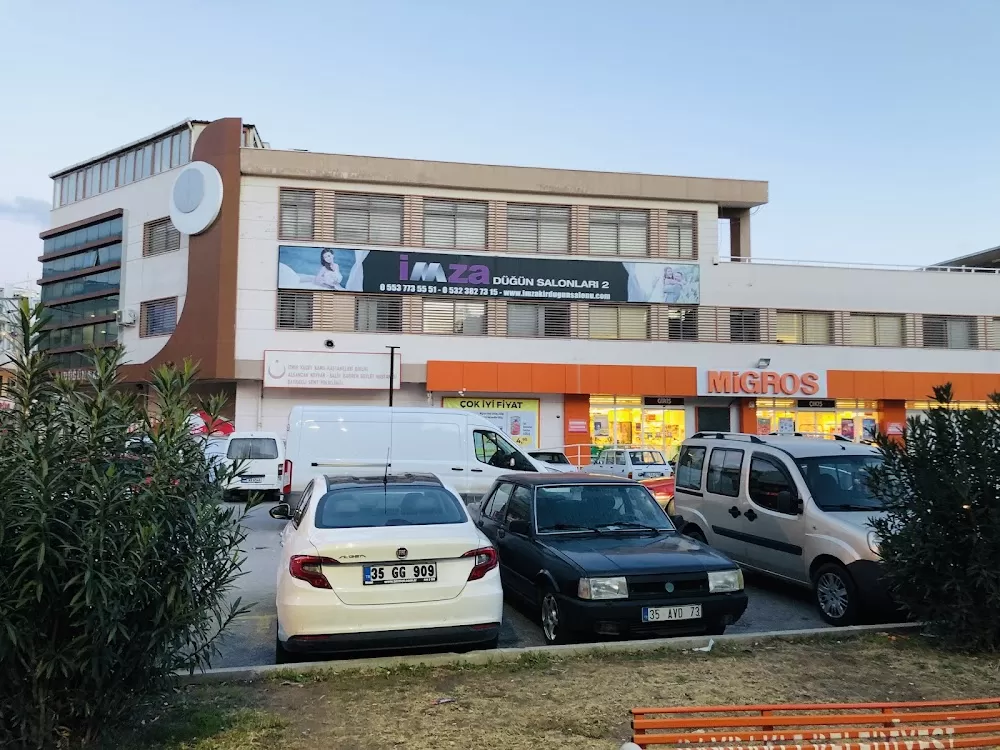 İzmir Alsancak Nevvar Salih İşgören Devlet Hastanesi Bayraklı Semt Polikliniği - Photo 1