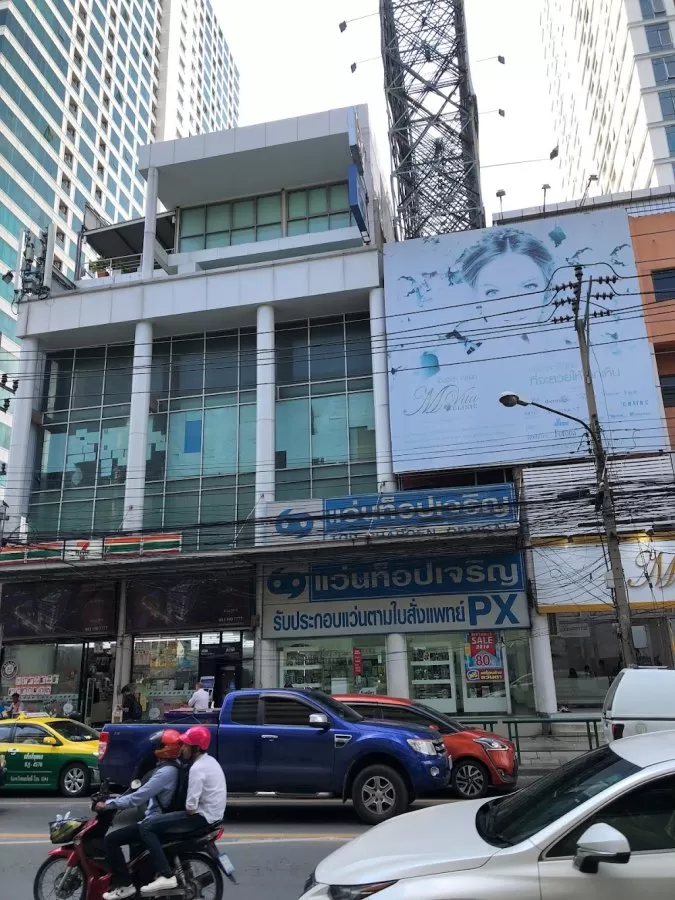 Rutnin Eye Hospital - Photo 6