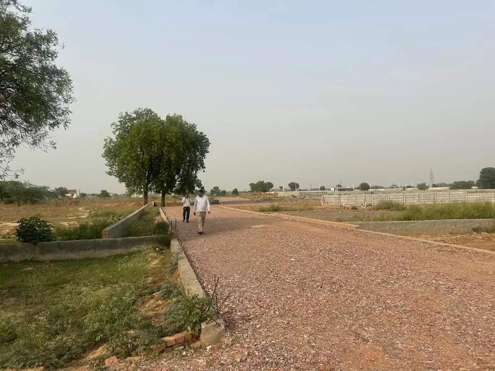 Noida sector 12 - Photo 1