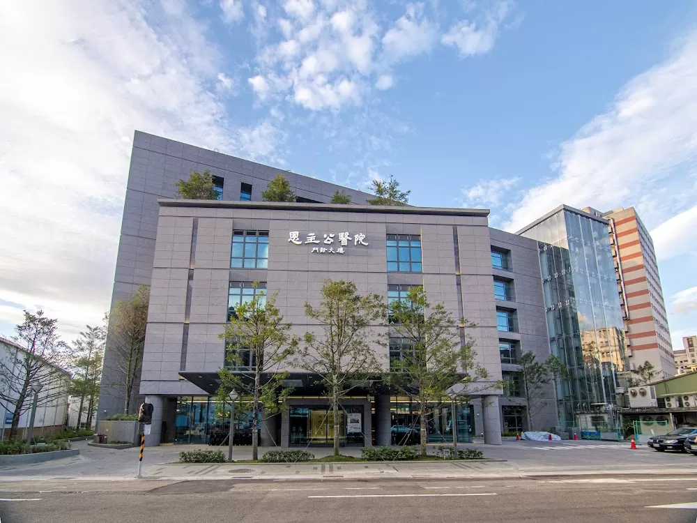 En Chu Kong Hospital Outpatient Clinic Building - Photo 1