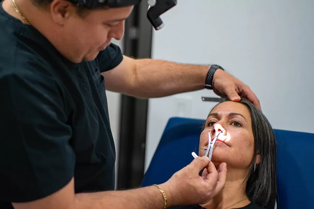 Dr. Roy Acosta - Rinoplastia Ultrasónica y Otorrinolaringólogo | Hospital Internacional La Católica - Photo 3