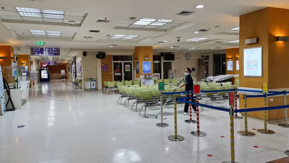 Somdech Phra Debaratana Medical Centre Ramathibodi Hospital - Photo 4