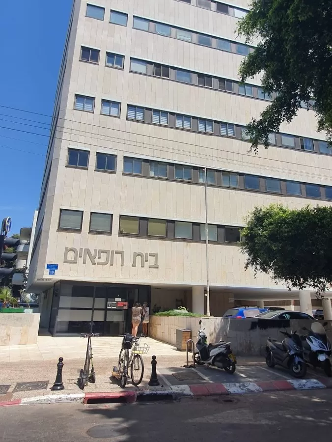 רוזס קליניק תל אביב - רשת מרפאות ואקדמיה לאסתטיקה רפואית, טיפולי לייזר ויישור שיניים שקוף Roses Clinic TLV Aesthetics & Laser - Photo 4
