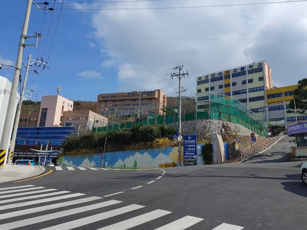 Dongeui Medical Center - Photo 3