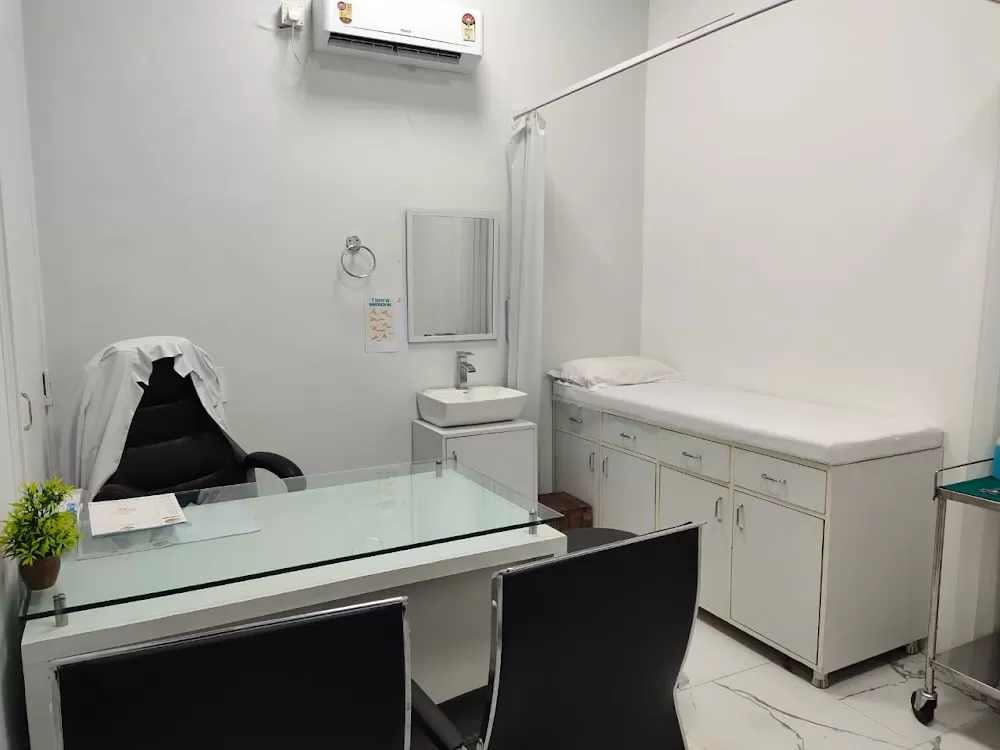 Dr. Pankaj Sareen - Piles | Fissure | Fistula | Circumcision | Hydrocele | Varicose Veins | Hernia | Balanitis | Gallstones - Photo 6