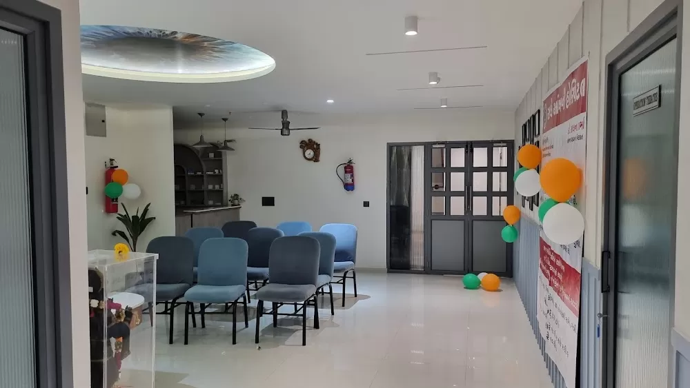 𝗥𝗮𝗱𝗵𝗲 𝗘𝘆𝗲 𝗛𝗼𝘀𝗽𝗶𝘁𝗮𝗹 & 𝗘𝘆𝗲 𝗦𝗽𝗲𝗰𝗶𝗮𝗹𝗶𝘀𝘁 𝗶𝗻 𝗩𝗮𝗱𝗼𝗱𝗮𝗿𝗮 - Photo 2