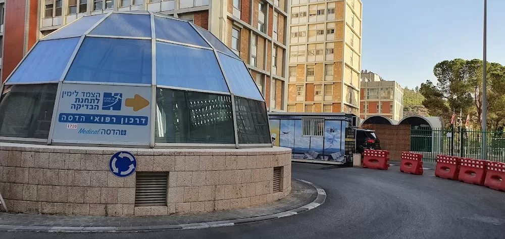 מתחם המיון עם רכב לבדיקת COVID19 - Photo 1