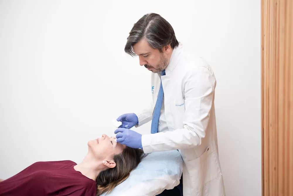 Dr. Juan Antonio Troyano Rivas: cirujano especialista en blefaroplastia - Photo 5