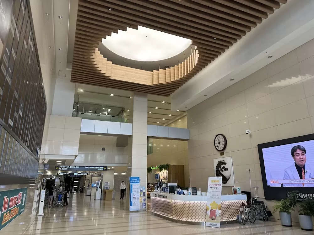 Yonsei Cancer Center - Photo 7