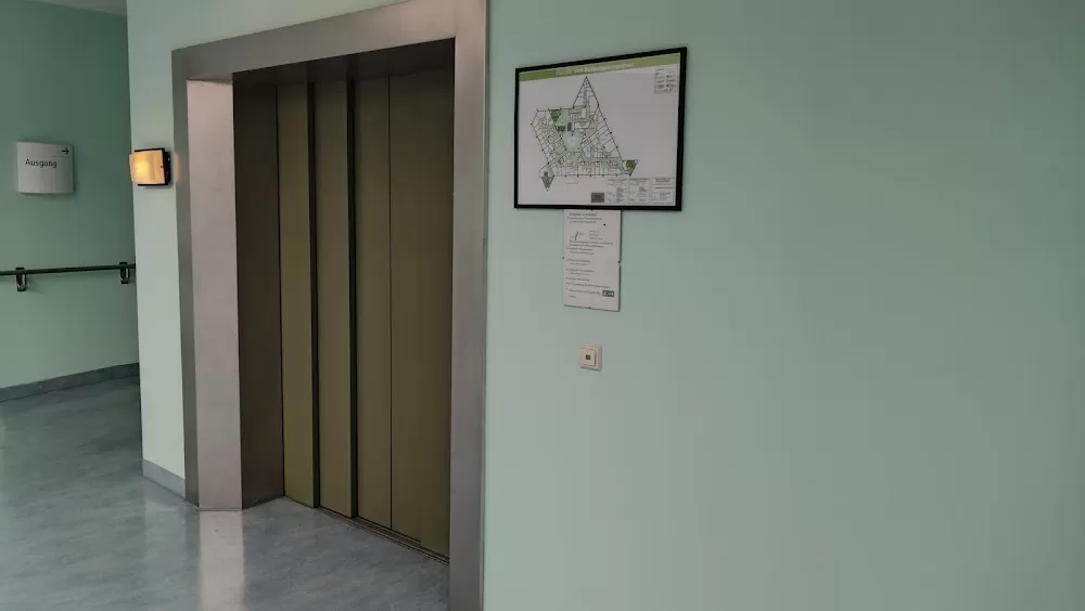 Hospital/Medical center - Photo 6
