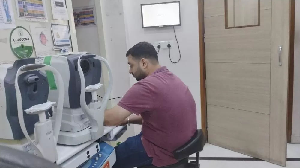 Dr Manik Mittal (New Vision Eye Centre) - Photo 1