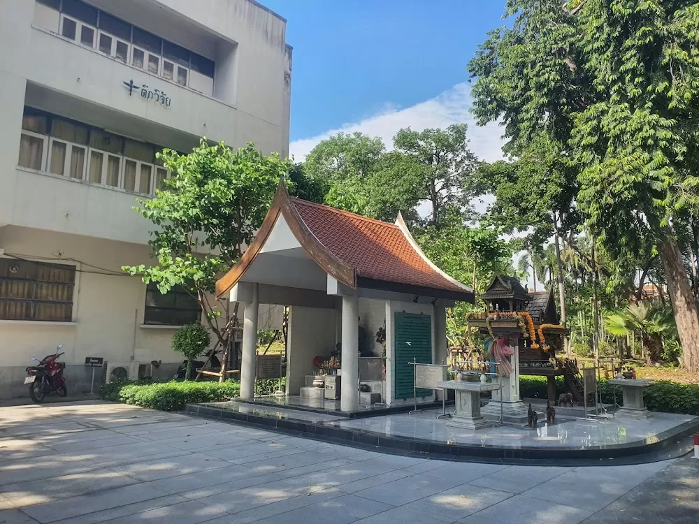 Somdet Chao Phraya Hospital - Photo 8