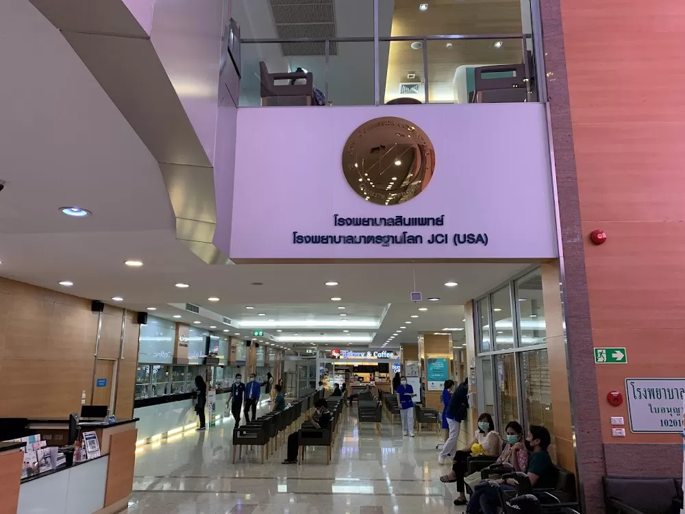 Synphaet Ramintra Hospital - Photo 8