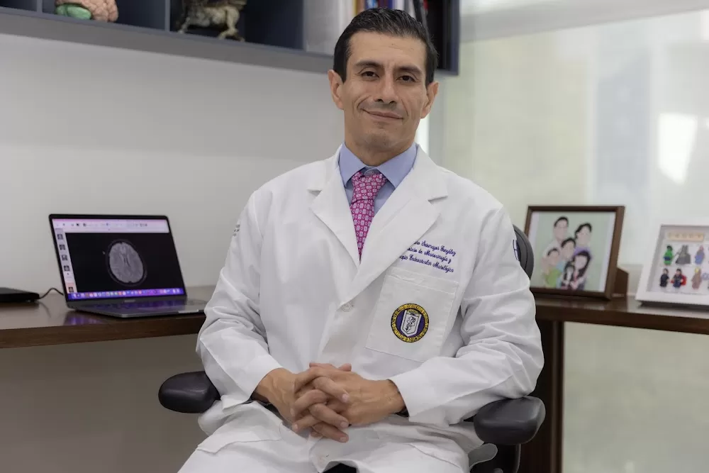 Dr. Arturo Sotomayor - Neurocirujano - Photo 8