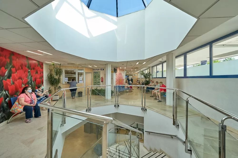 Comprehensive Cancer Center CLARA CAMPAL - Photo 2