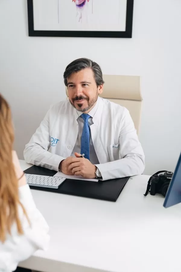 Dr. Juan Antonio Troyano Rivas: cirujano especialista en blefaroplastia - Photo 1