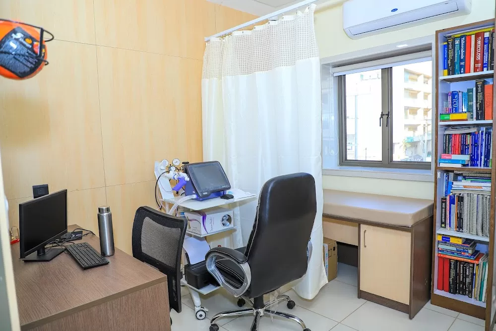 Dr Hiren Parikh - Best Pulmonologist in Vadodara - Aadicura Superspeciality Hospital (Previously at Baroda Chest Hospital) - Photo 1