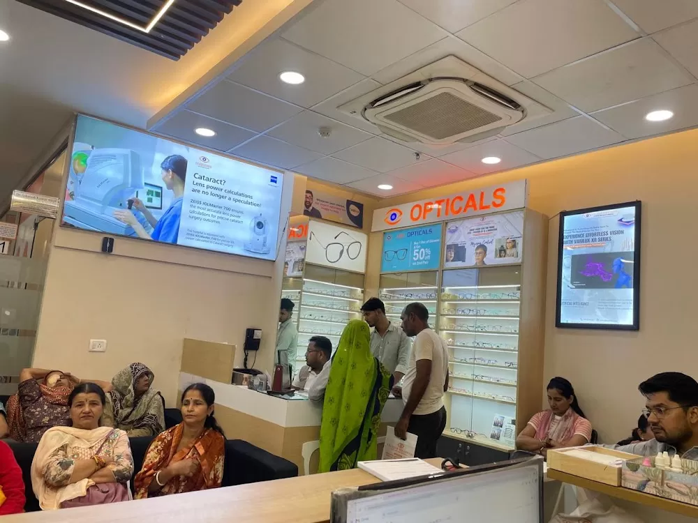 Gaur Vision Laser Eye Centre- Eye Doctor Greater Noida - Photo 1