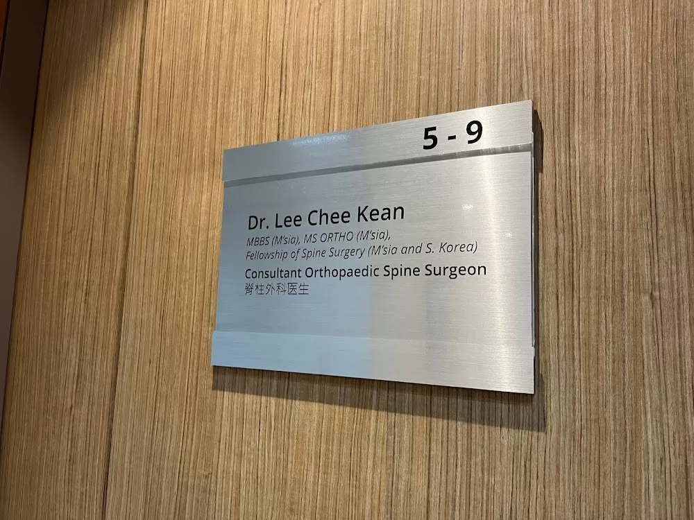 Dr. Lee Chee Kean Spine Specialist Orthopaedic Surgeon Kuala Lumpur Malaysia 马来西亚脊椎外科专科医生 - Photo 1