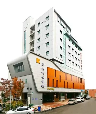Ko Un and Women's Hospital