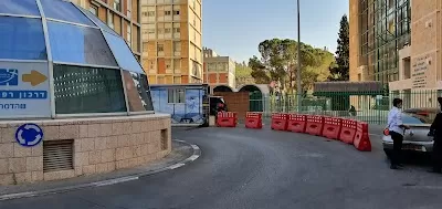 מתחם המיון עם רכב לבדיקת COVID19