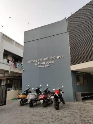 Dr. Divyang Brahmbhatt - Eye Specialist Doctor & Surgeon in Ahmedabad